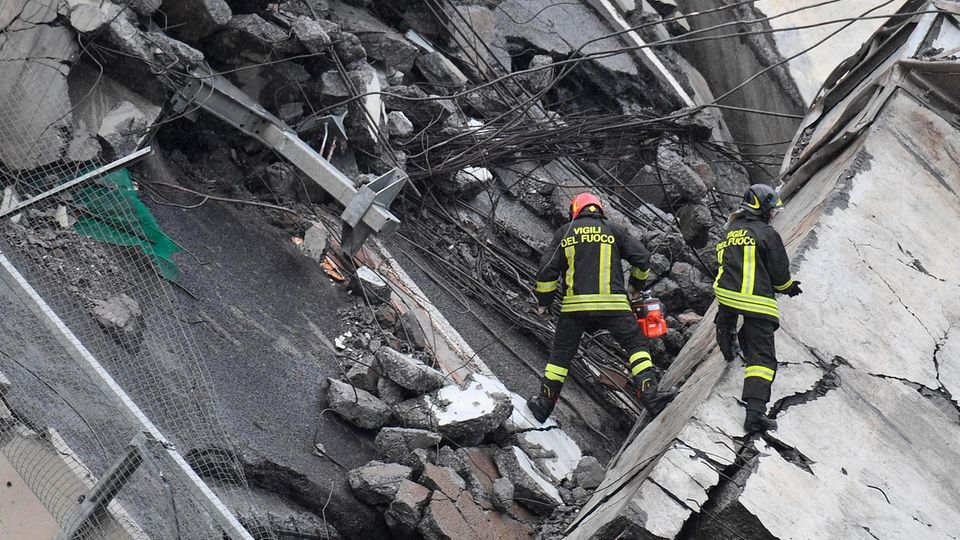 Rettungskräfte suchen in den Trümmern der eingestürzten Brücke in Genua nach Opfern