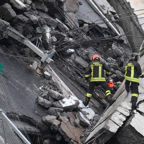 Rettungskräfte suchen in den Trümmern der eingestürzten Brücke in Genua nach Opfern