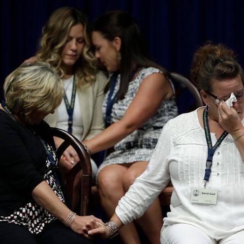 Opfer von Sexuellem Missbrauch durch Geistliche und Familienangehörige von Opfern während Generalstaatsanwalt Shapiro eine Pressekonferenz im Pennsylvania Capitol gibt