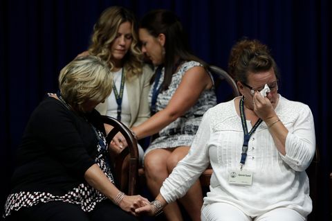 Opfer von Sexuellem Missbrauch durch Geistliche und Familienangehörige von Opfern während Generalstaatsanwalt Shapiro eine Pressekonferenz im Pennsylvania Capitol gibt