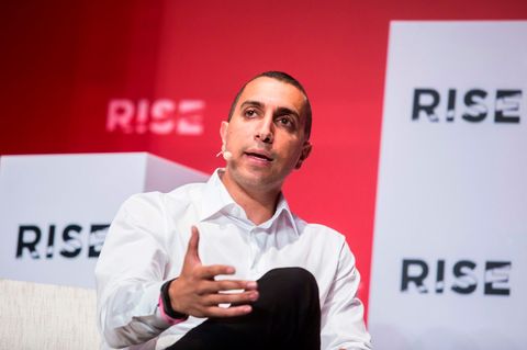 Tinder-Gründer Sean Rad spricht auf einer Konferenz