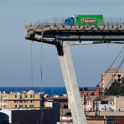 Der grün-blaue Lkw kam nur wenige Meter vor der Abbruchkante der Autobahnbrücke in Genua zum Stehen