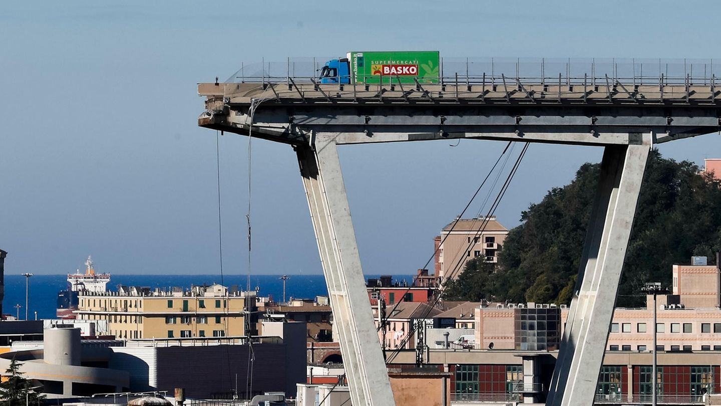 Der grün-blaue Lkw kam nur wenige Meter vor der Abbruchkante der Autobahnbrücke in Genua zum Stehen