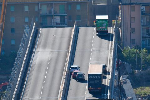 Wenige Meter vor dem Abgrund konnten die Fahrer der Laster noch bremsen