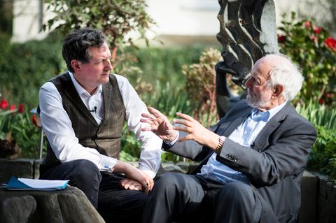 Eckart von Hirschhausen und Ernst Ulrich von Weizsäcker beim Gespräch im Garten