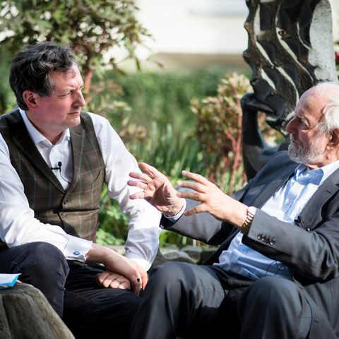 Eckart von Hirschhausen und Ernst Ulrich von Weizsäcker beim Gespräch im Garten