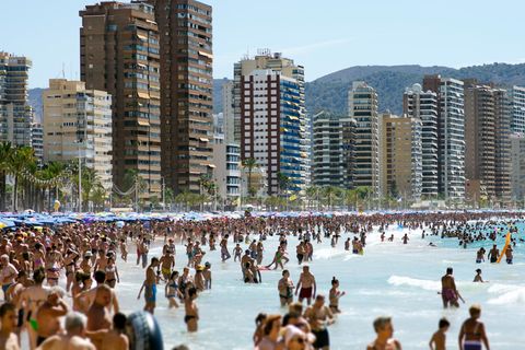 Der Strand von Benidorm voller Menschen