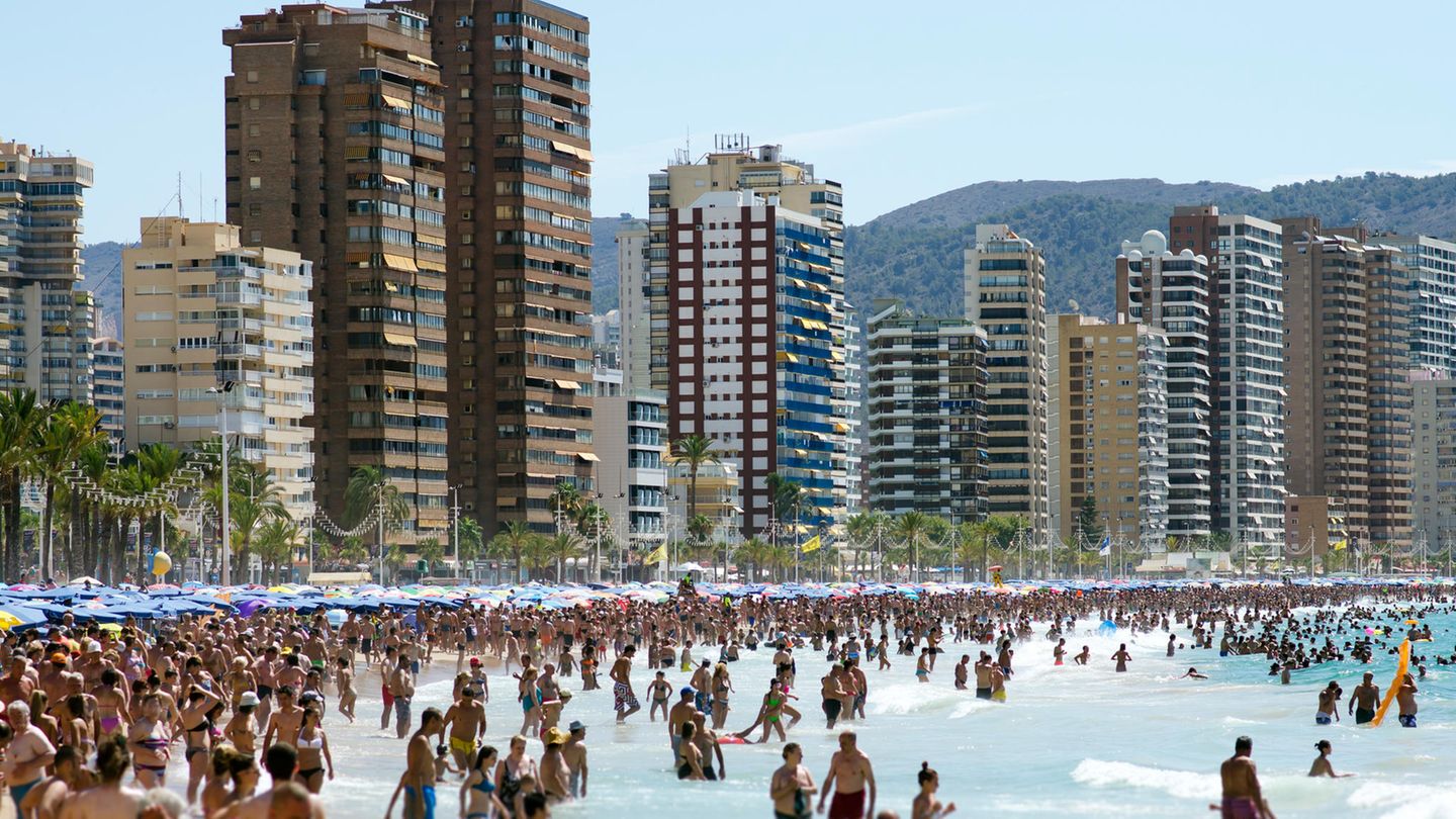 Der Strand von Benidorm voller Menschen