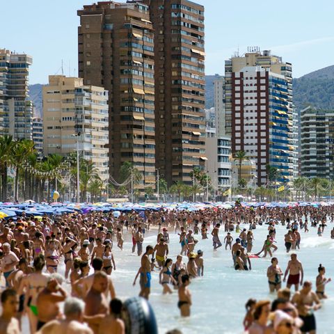 Der Strand von Benidorm voller Menschen