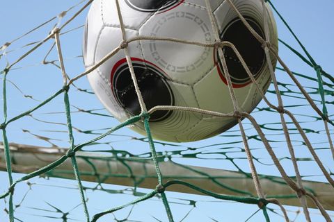 Ball fliegt in die Maschen eines Tors - zu oft für Fortuna Hagen. Der Club zieht seine Mannschaft zurück