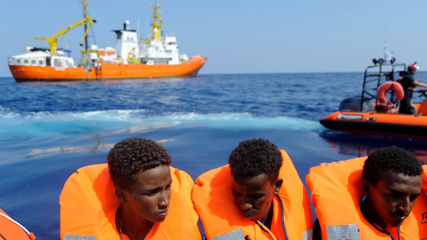 Die Besatzung der "Aquarius", hinten im Bild, will weiter auf Rettungsmission gehen.