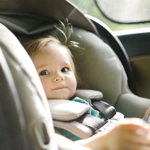 Baby sitzt im Auto