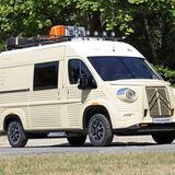 Erkennungszeichen sind die eingedrückte Nase und der Wellblech-Look.