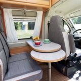 Im Innenraum hört die Zeitreise abrupt auf.