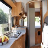 Mit geöffneten Türen wirkt der Camper sogar großzügig.