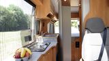 Mit geöffneten Türen wirkt der Camper sogar großzügig.
