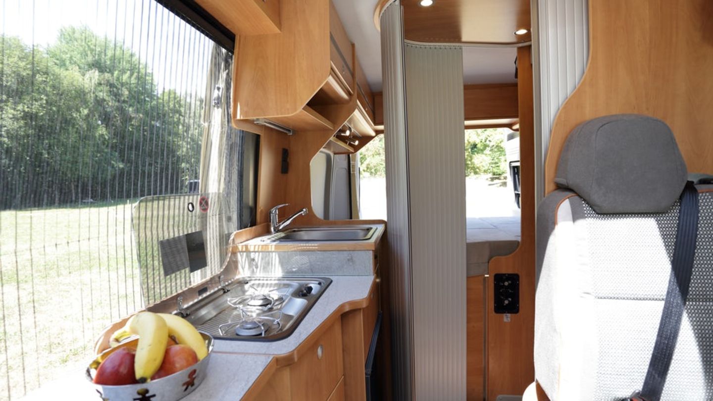 Mit geöffneten Türen wirkt der Camper sogar großzügig.