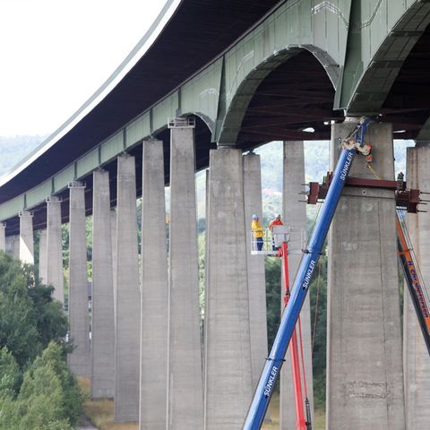 ​​​​​​​Bauarbeiter bringen an der Rader Hochbrücke der Autobahn A7 Stahlträger an