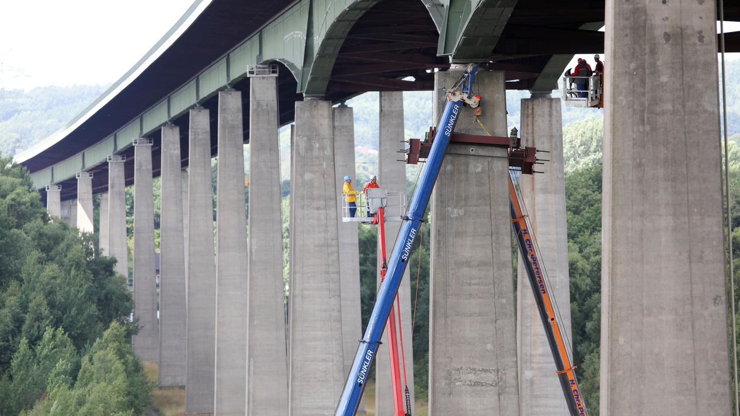 ​​​​​​​Bauarbeiter bringen an der Rader Hochbrücke der Autobahn A7 Stahlträger an