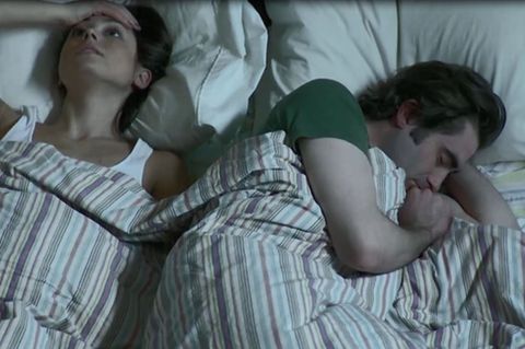 EIn Pärchen liegt im bett. Die Frau kann nicht schlafen.