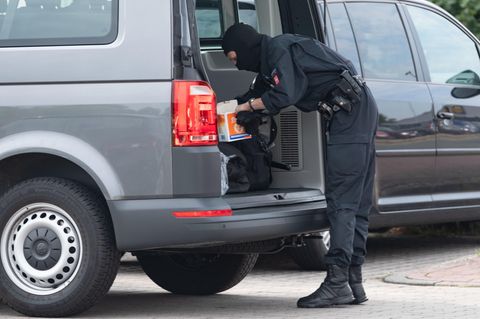 Ein Großaufgebot der Polizei hat in Nienburg am frühen Mittwochmorgen über 20 Wohnungen durchsucht