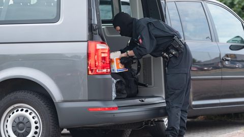 Ein Großaufgebot der Polizei hat in Nienburg am frühen Mittwochmorgen über 20 Wohnungen durchsucht