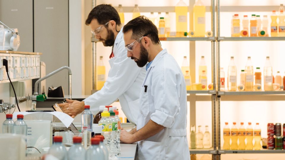 Zu Besuch bei Coca-Cola: Wie entsteht eigentlich ein neues Getränk? Zu Besuch bei Coca-Cola: Wie entsteht eigentlich ein neues Getränk?