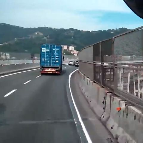 LKW-Fahrer fährt über Brücke in Genua