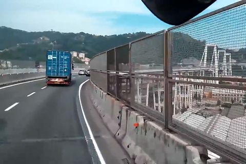 LKW-Fahrer fährt über Brücke in Genua