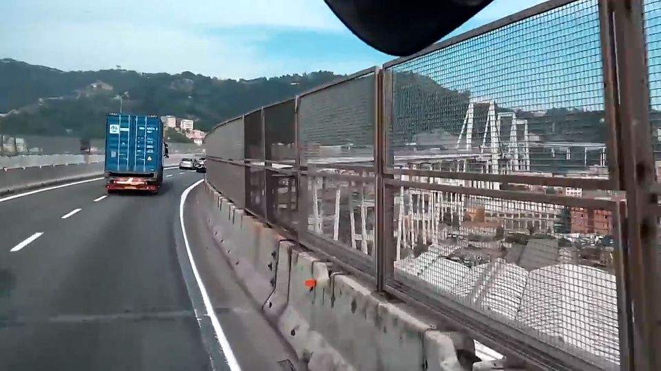 LKW-Fahrer fährt über Brücke in Genua