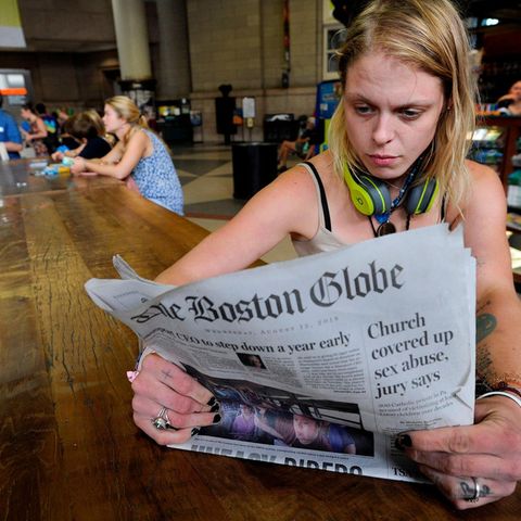 Die 29-jährige Lauren Vowells liest den "Boston Globe"