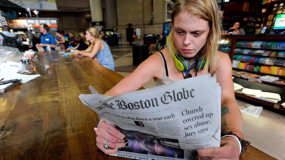 Die 29-jährige Lauren Vowells liest den "Boston Globe"