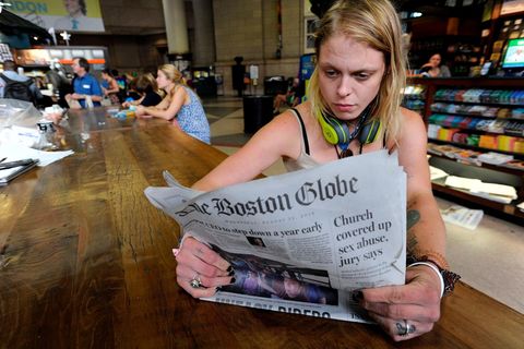 Die 29-jährige Lauren Vowells liest den "Boston Globe"