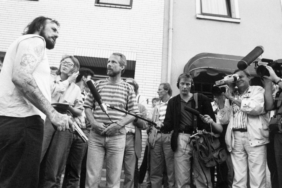Ein Gangster als Fernsehstar Hans-Jürgen Rösner umringt von Fernsehreportern, Fotografen und Schaulustigen auf der Straße in Bremen
