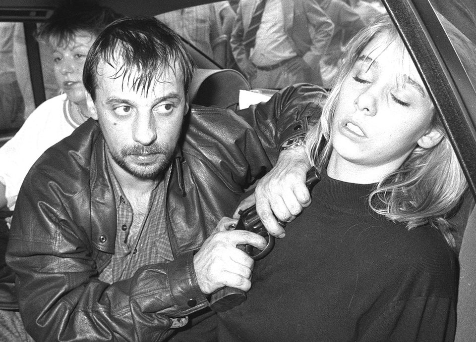 "Sie haben uns zugesagt, daß nichts passiert." Dieter Degowski hält seiner Geisel Silke Bischoff den Revolver unter Kinn