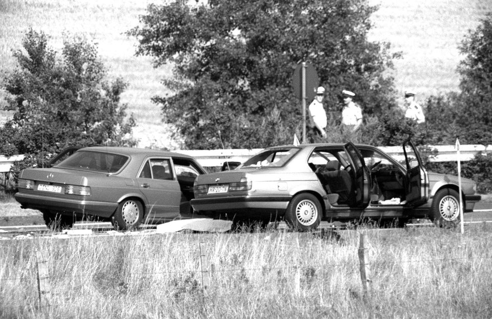 Das blutige Ende auf der Autobahn Polizisten einer Spezialeinheit haben die Gangster nach einer wilden Schießerei auf der A 3 bei Bad Honnef aus dem Auto gezerrt.