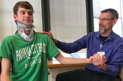 Brock Meister, 22, bei der Physiotherapie