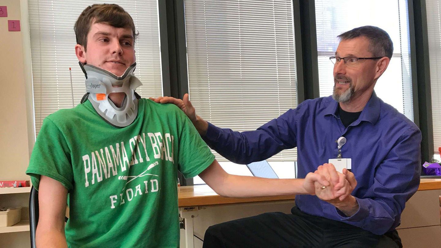 Brock Meister, 22, bei der Physiotherapie