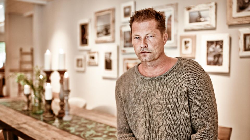 Zu Gast bei Ronaldo und Co.: Schauspieler Til Schweiger im Restaurant seines Barefoot Hotels in dem Ort Timmendorfer Strand an der Ostsee in Schleswig-Holstein. Schauspieler Til Schweiger im Restaurant seines Barefoot Hotels in dem Ort Timmendorfer Strand an der Ostsee in Schleswig-Holstein.