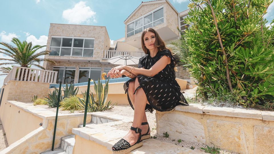 Zu Gast bei Ronaldo und Co.: Fernsehmoderatorin Cathy Hummels sitzt vor ihrer Luxusvilla CaMa Fernsehmoderatorin Cathy Hummels sitzt vor ihrer Luxusvilla CaMa