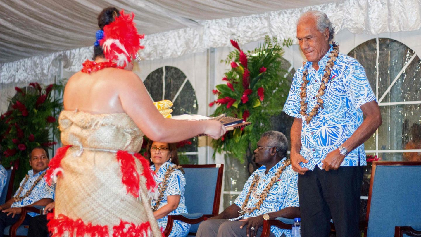 Akilisi Pohiva, Premierminister von Tonga