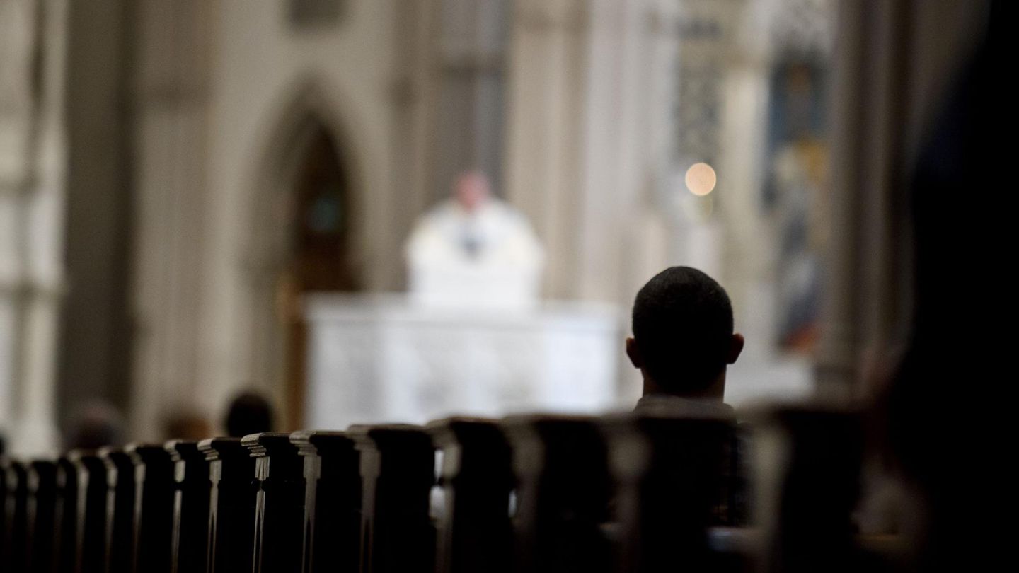 Messebesucher in der St. Pauls Kathedrale in Pittsburgh - Tausende Kinder wurden von Priestern missbraucht