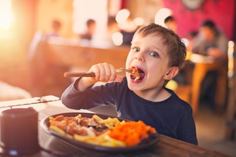 Ein Kind isst im Restaurant - Restaurant auf Rügen sperrt Kinder aus