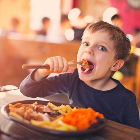 Ein Kind isst im Restaurant - Restaurant auf Rügen sperrt Kinder aus