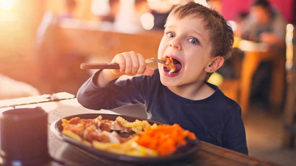 Ein Kind isst im Restaurant - Restaurant auf Rügen sperrt Kinder aus