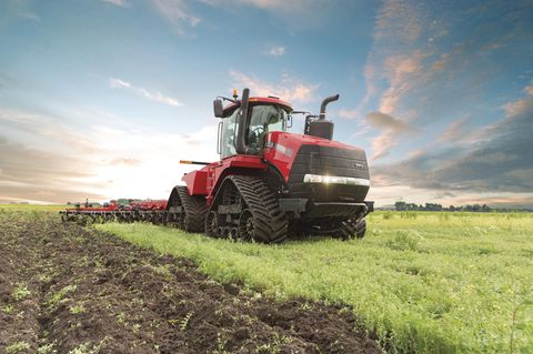 An der Spitze des Rankings steht der Case IH Steiger/Quadtrac 620 mit 692 PS. Damit ist er fast so stark wie das Porsche Top-Modell 911 GT2 RS. Das Schwergewicht bringt seine 3.000 Newtonmeter Drehmoment über einen Kettenantrieb auf den Boden.