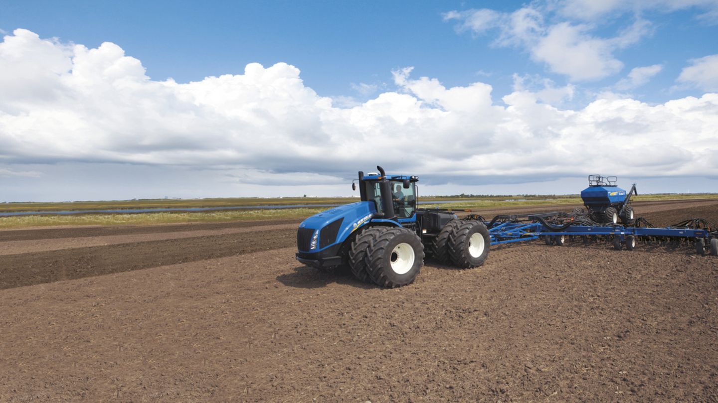 Nur zehn PS weniger hat der zweitplatzierte New Holland T9.700. Er liefert satte 682 PS. New Holland verzichtet auf den Kettenantrieb und hat dem blauen Monster acht Reifen verpasst.