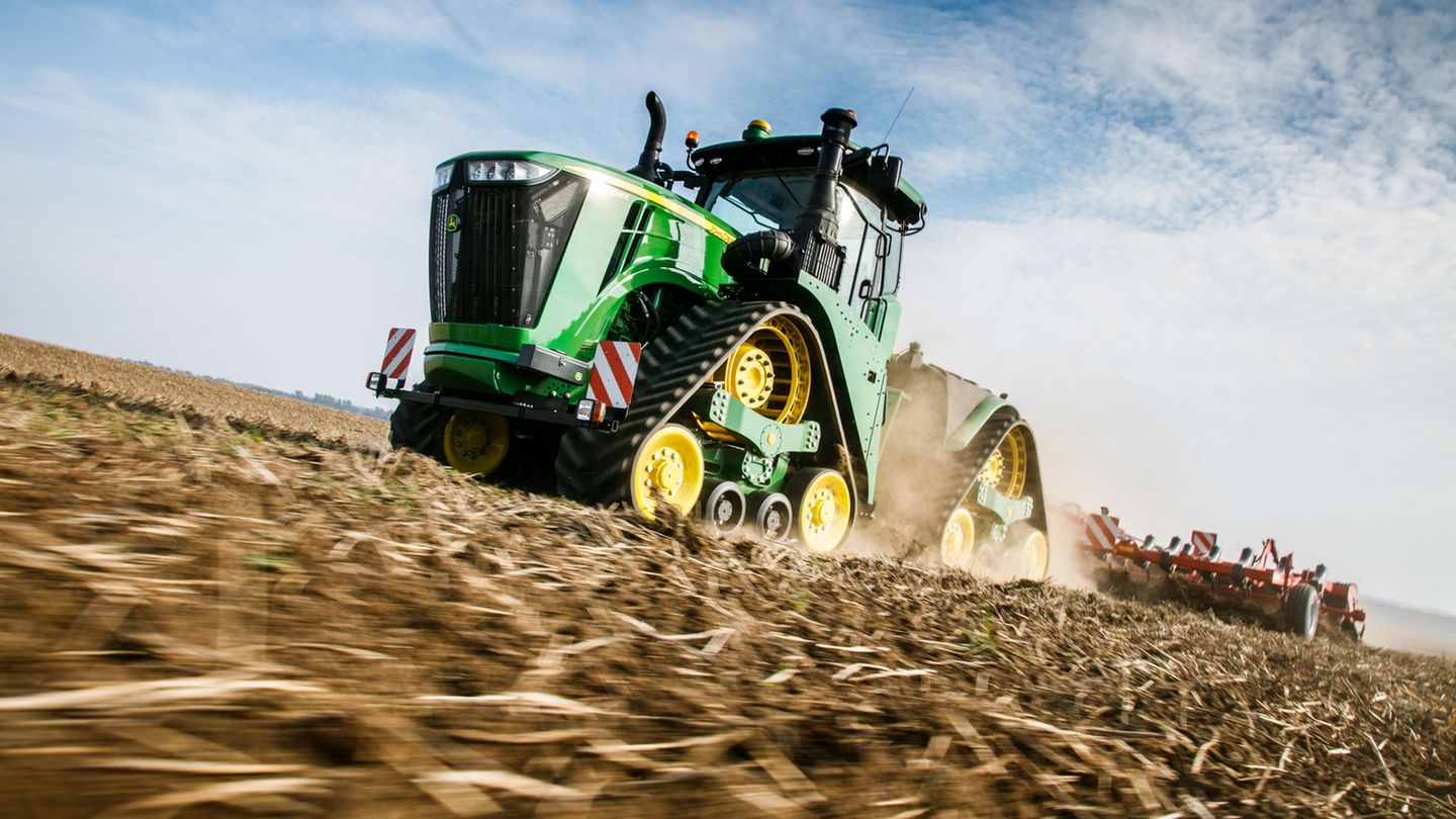Der John Deere 9620RX verfehlt mit gleicher Leistung von 670 PS das Podium nur knapp. Mit 25 Tonnen Eigengewicht bringt er drei Tonnen mehr auf die Waage als Platz drei.