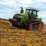 Der Fendt 1100 MT hat eine maximale Leistung von 646 PS. Mit seinen 19 Tonnen Eigengewicht ist er das Leichtgewicht unter den zehn stärksten Traktoren der Welt.