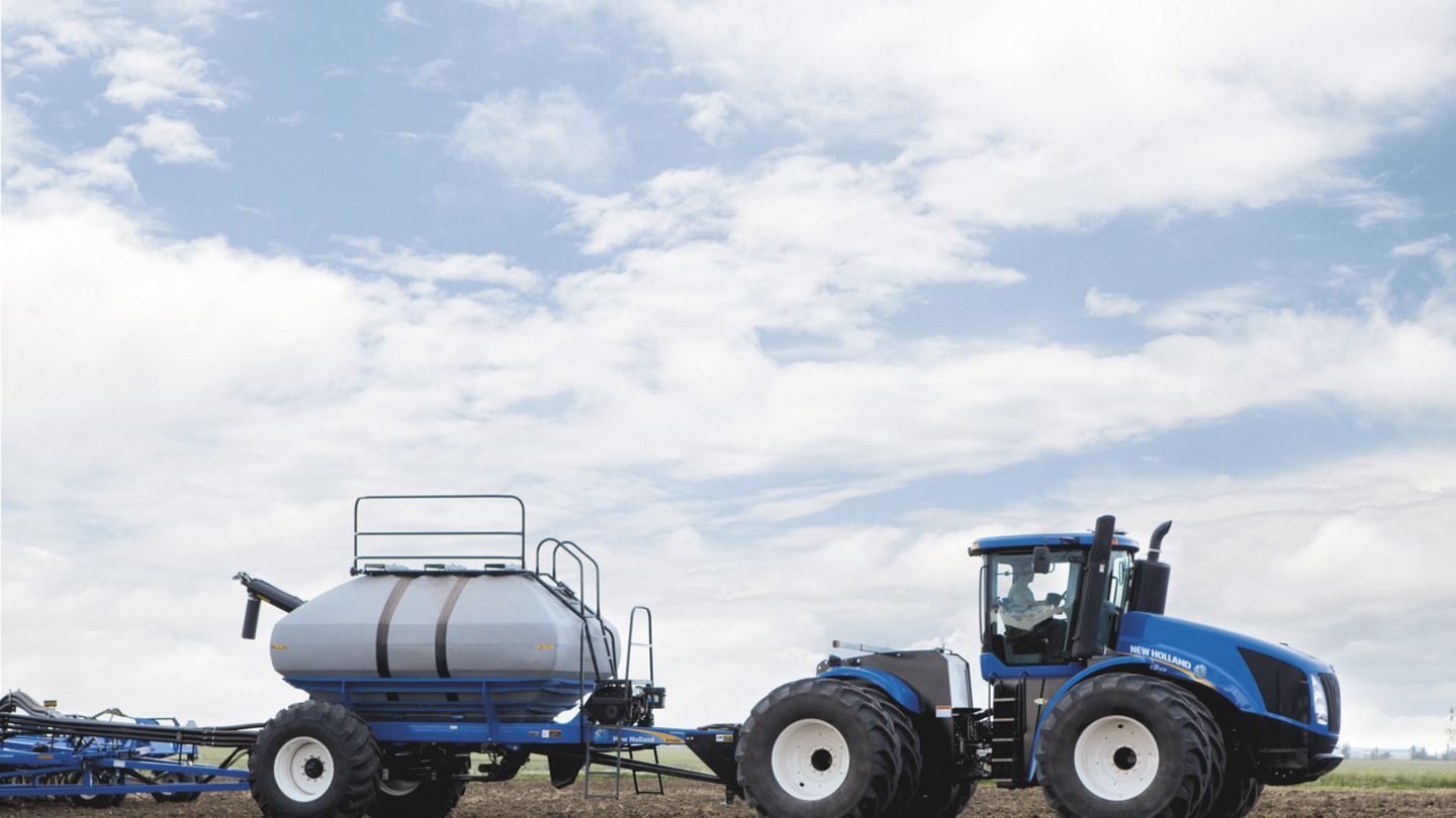 Bis zu 638 PS leistet der amerikanische Kraftprotz New Holland T9.645. Bei einem Eigengewicht von 20 Tonnen kann er damit mühelos riesige Anhänger ziehen.